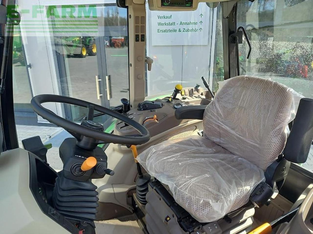 John Deere 5100m - Farm tractor: picture 4 John Deere 5100m - Farm tractor: picture 4