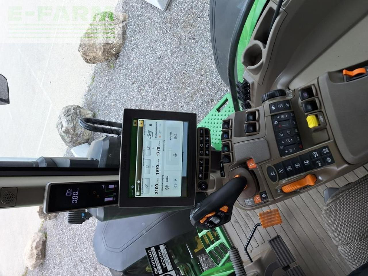 Farm tractor John Deere 7R 330: picture 11