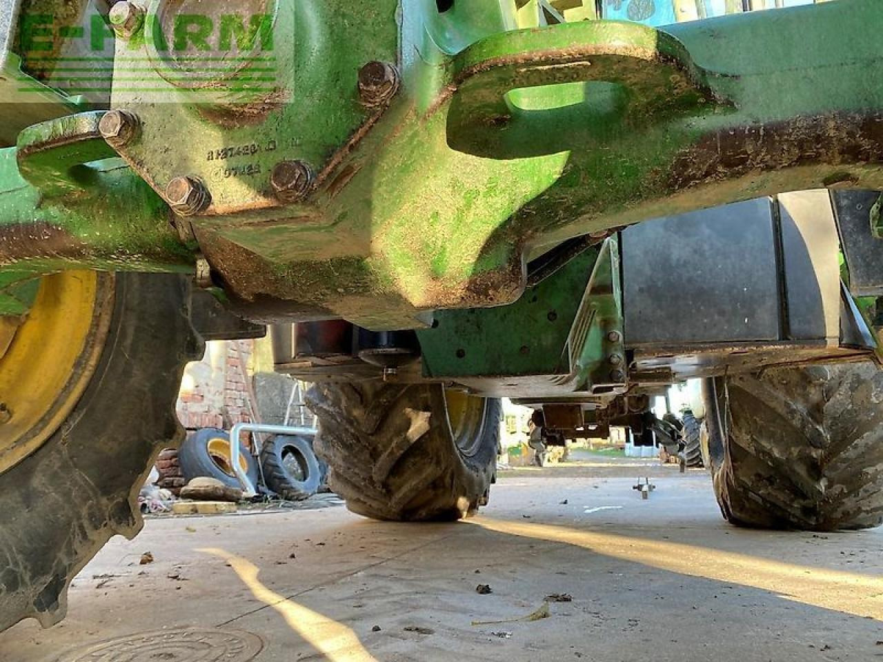 Farm tractor John Deere 8320: picture 12