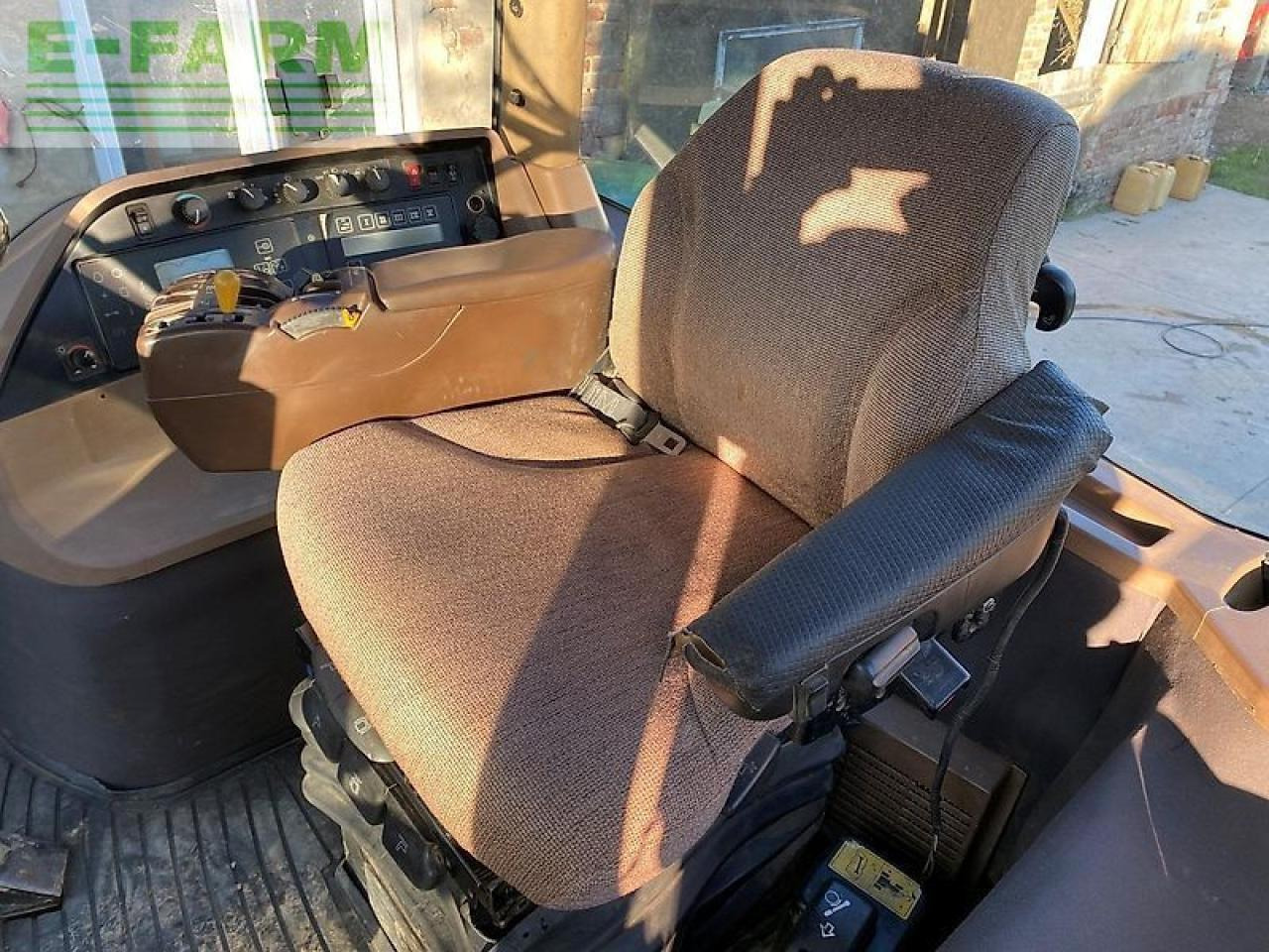 Farm tractor John Deere 8320: picture 25