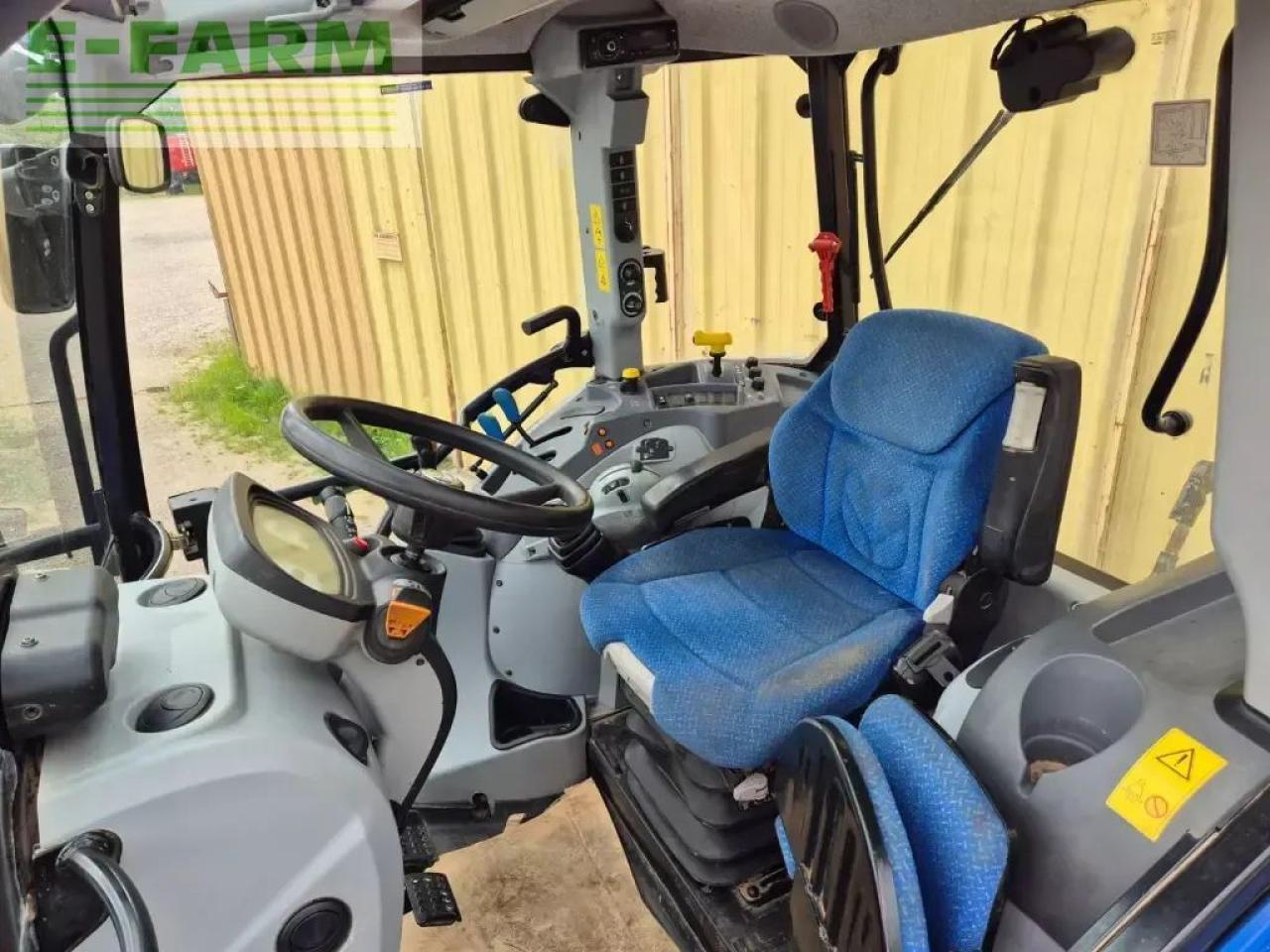 Farm tractor New Holland t5.95: picture 8