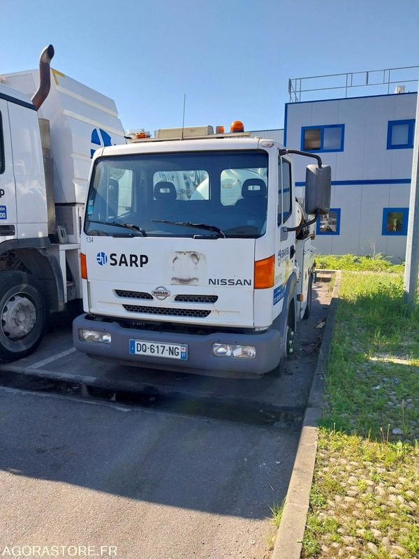NISSAN Atleon Hydrocureur ADR 2003 260000Km NON ROULANT VENTE EXPORT UNIQUEMENT - Vacuum truck: picture 1 NISSAN Atleon Hydrocureur ADR 2003 260000Km NON ROULANT VENTE EXPORT UNIQUEMENT - Vacuum truck: picture 1