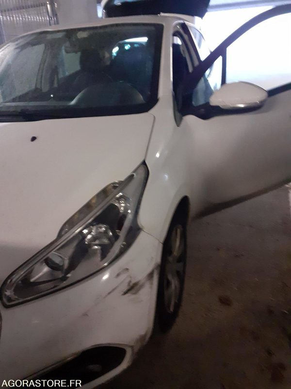 Peugeot 208 - 2015 - 195014kms - Car: picture 2 Peugeot 208 - 2015 - 195014kms - Car: picture 2
