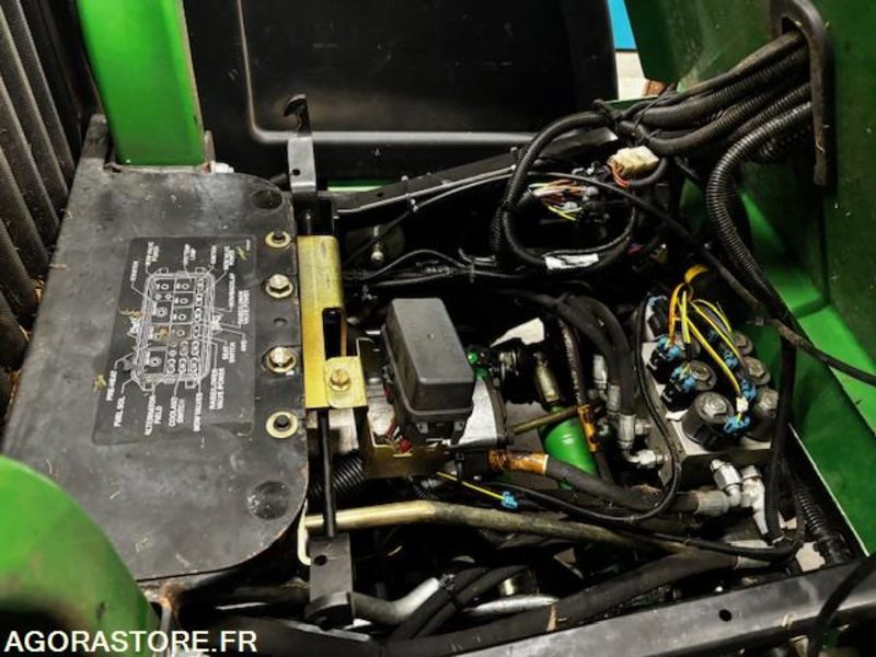 TONDEUSE HELICOIDALE JOHN DEERE 8400-ROULANTE-1521 HEURES. - Garden mower: picture 4 TONDEUSE HELICOIDALE JOHN DEERE 8400-ROULANTE-1521 HEURES. - Garden mower: picture 4