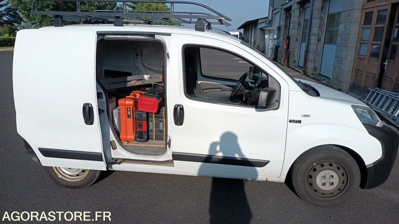 VEHICULE UTILITAIRE - Small van: picture 2 VEHICULE UTILITAIRE - Small van: picture 2