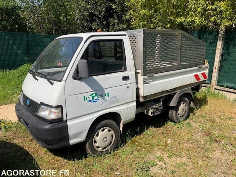 Véhicule PIAGGO Porter benne 2006 - NON ROULANT POUR PIECES - Tipper van: picture 1 Véhicule PIAGGO Porter benne 2006 - NON ROULANT POUR PIECES - Tipper van: picture 1