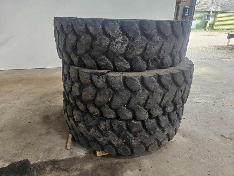 Michelin 18.00 R33 - Tire for Truck: picture 2 Michelin 18.00 R33 - Tire for Truck: picture 2
