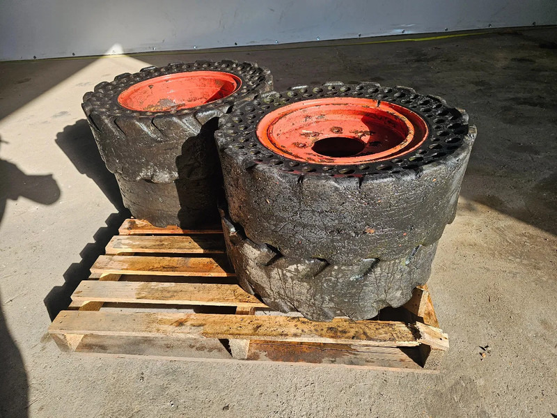 Michelin 30x10-16 - Tire for Truck: picture 2 Michelin 30x10-16 - Tire for Truck: picture 2