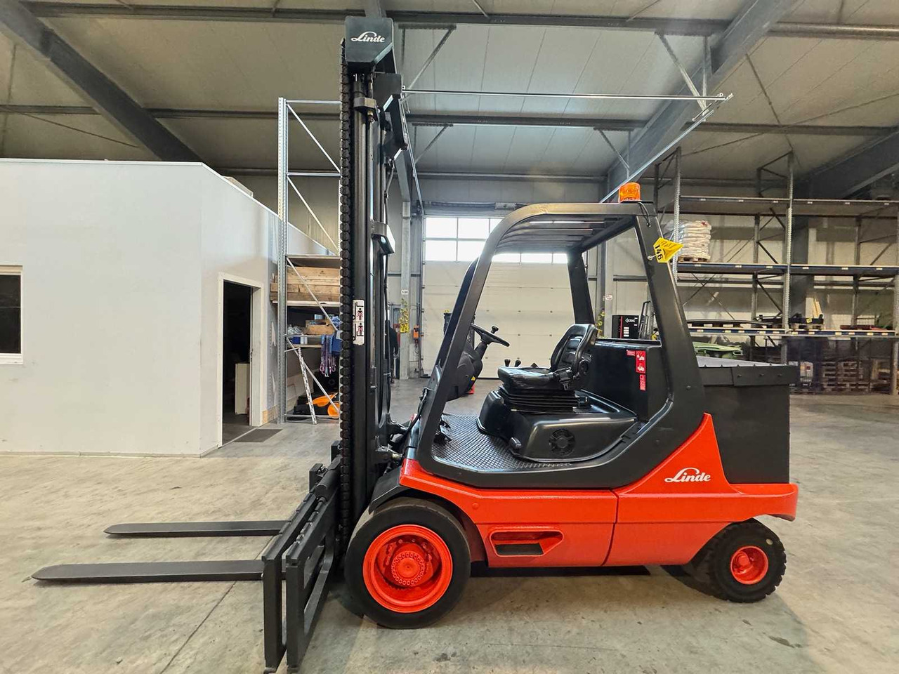 01/2017 LINDE E40 4.000KG DUPLEX 3RD VALVE 200CM SIDESHIFT ELECTRIC FORKLIFT - Forklift: picture 3 01/2017 LINDE E40 4.000KG DUPLEX 3RD VALVE 200CM SIDESHIFT ELECTRIC FORKLIFT - Forklift: picture 3