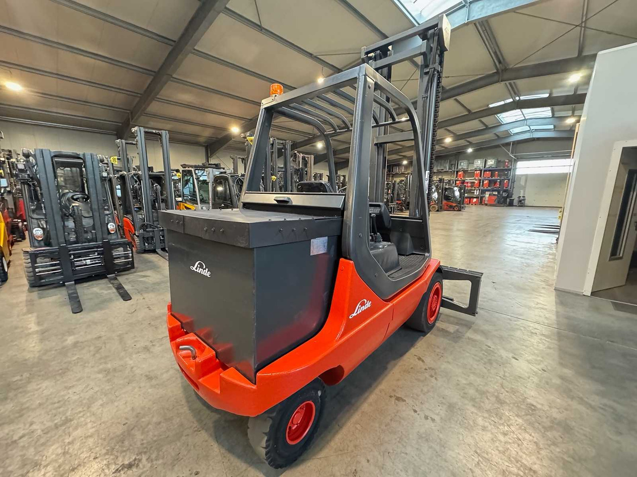 01/2017 LINDE E40 4.000KG DUPLEX 3RD VALVE 200CM SIDESHIFT ELECTRIC FORKLIFT - Forklift: picture 5 01/2017 LINDE E40 4.000KG DUPLEX 3RD VALVE 200CM SIDESHIFT ELECTRIC FORKLIFT - Forklift: picture 5
