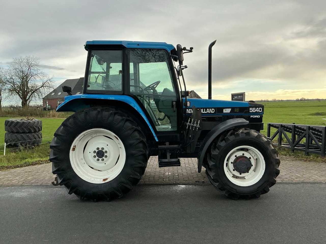 1996 NEW HOLLAND 5640 WITH FRONT LOADER FOUR WHEEL DRIVE FARM TRACTOR - Farm tractor: picture 4 1996 NEW HOLLAND 5640 WITH FRONT LOADER FOUR WHEEL DRIVE FARM TRACTOR - Farm tractor: picture 4