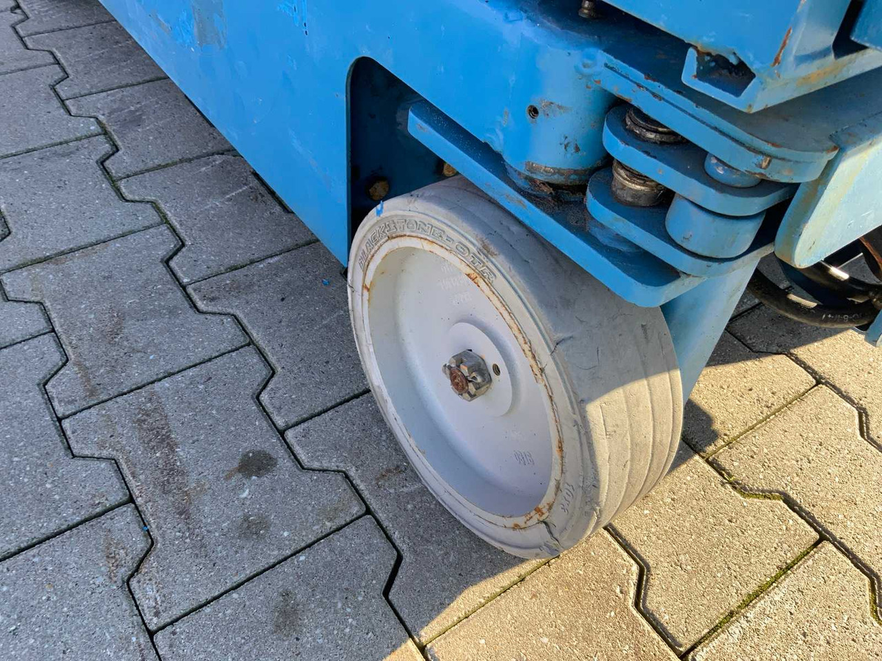 Aerial platform 2011 GENIE GRC-12 AERIAL PLATFORM / PASSENGER LIFT: picture 12