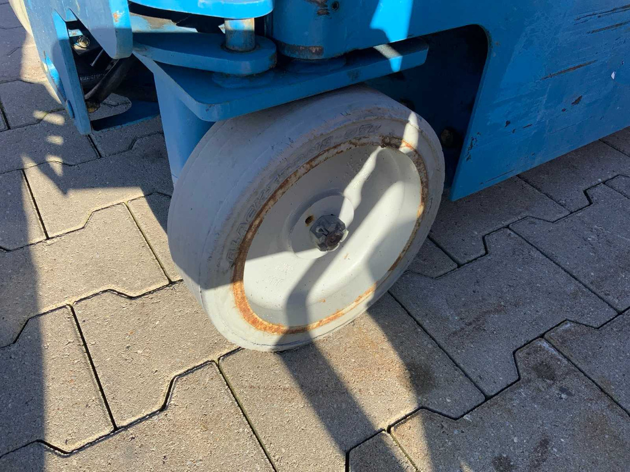 Aerial platform 2011 GENIE GRC-12 AERIAL PLATFORM / PASSENGER LIFT: picture 11