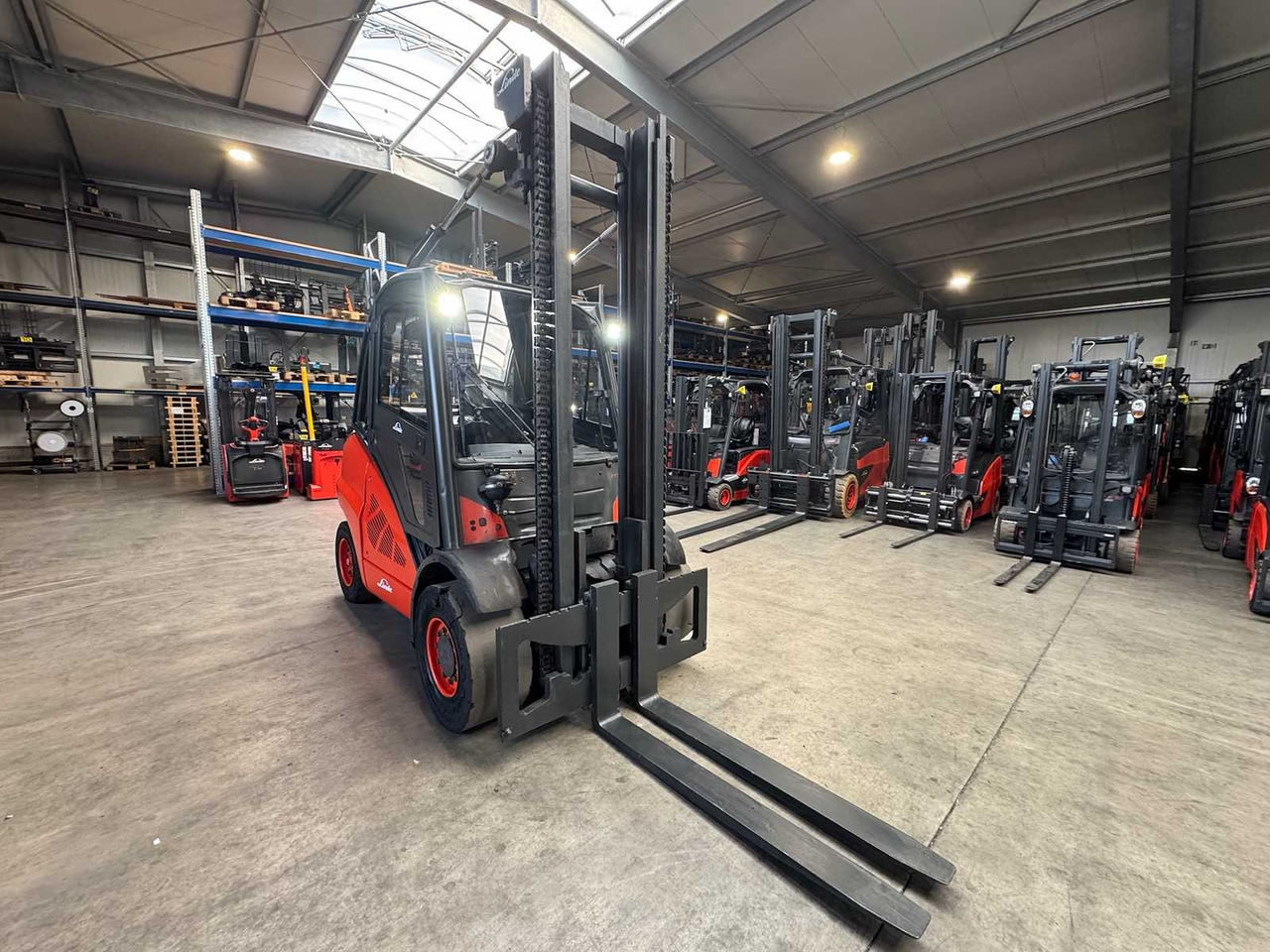 2011 LINDE H50D 5,000KG 3RD VALVE CAB DIESEL FORKLIFT VW ENGINE FORKLIFT - Forklift: picture 4 2011 LINDE H50D 5,000KG 3RD VALVE CAB DIESEL FORKLIFT VW ENGINE FORKLIFT - Forklift: picture 4