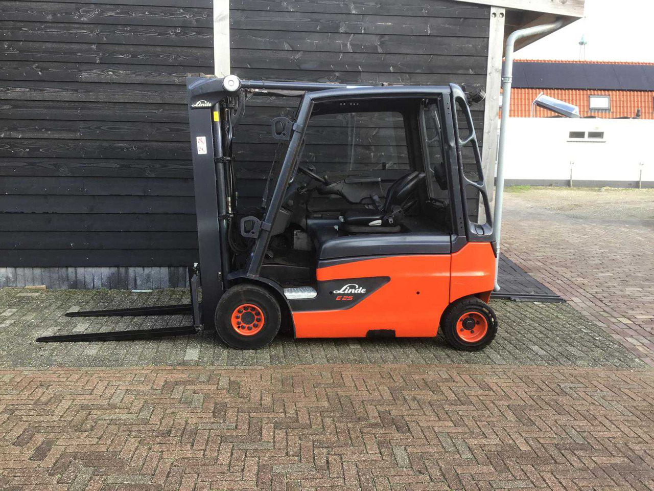 2016 LINDE E25L-01 FORKLIFT TRUCK - Forklift: picture 1 2016 LINDE E25L-01 FORKLIFT TRUCK - Forklift: picture 1