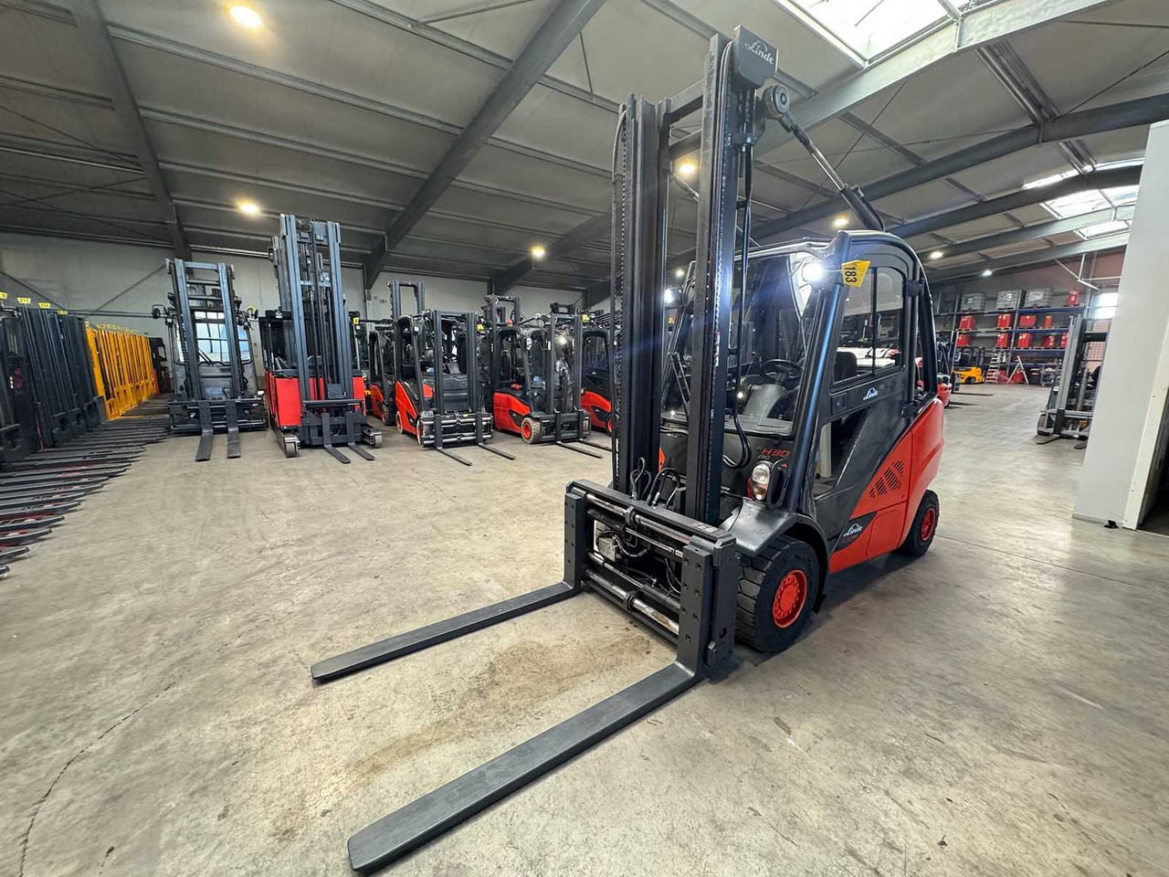 2016 LINDE H30T 3.000KG 3.+4TH VALVE FORK ADJUSTER GAS FORKLIFT FORKLIFT - Forklift: picture 2 2016 LINDE H30T 3.000KG 3.+4TH VALVE FORK ADJUSTER GAS FORKLIFT FORKLIFT - Forklift: picture 2