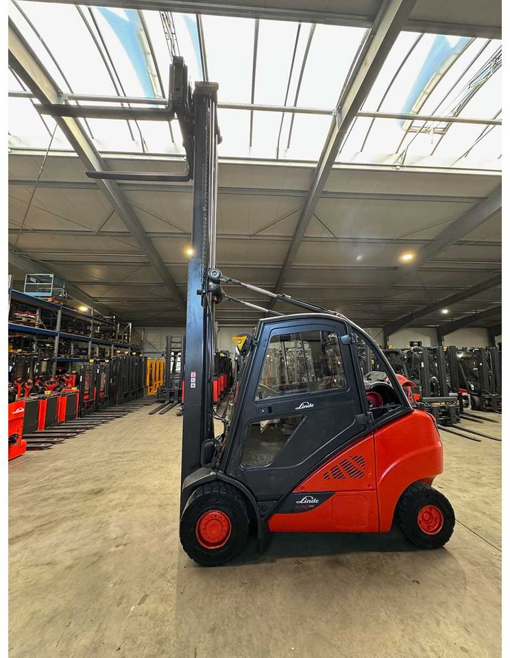 2016 LINDE H30T 3.000KG 3.+4TH VALVE FORK ADJUSTER GAS FORKLIFT FORKLIFT - Forklift: picture 3 2016 LINDE H30T 3.000KG 3.+4TH VALVE FORK ADJUSTER GAS FORKLIFT FORKLIFT - Forklift: picture 3