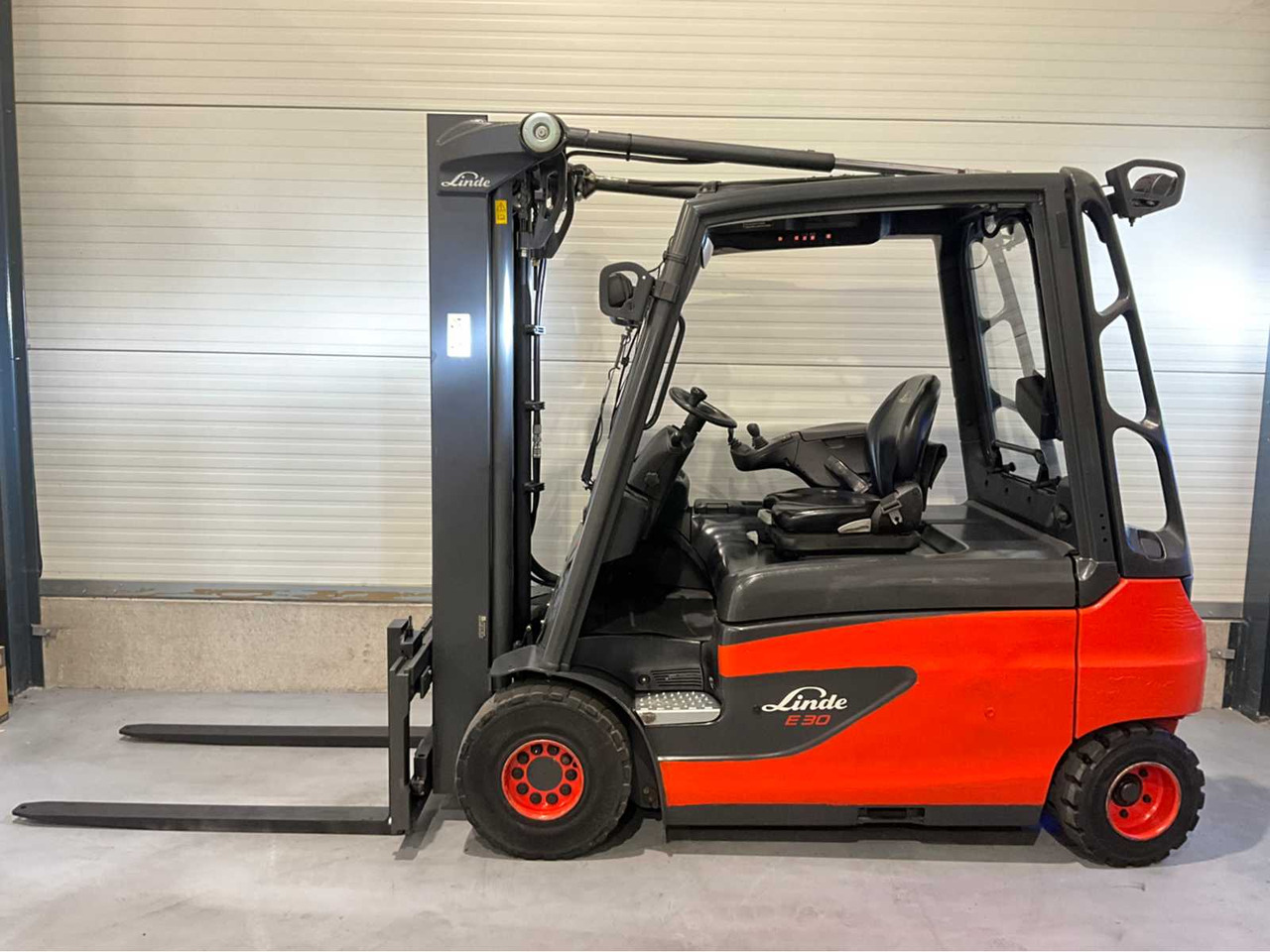 2017 LINDE E30L-01 3000KG FORKLIFT - Forklift: picture 2 2017 LINDE E30L-01 3000KG FORKLIFT - Forklift: picture 2