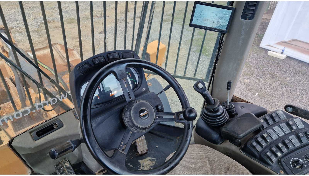 Wheel loader Case 621E: picture 33