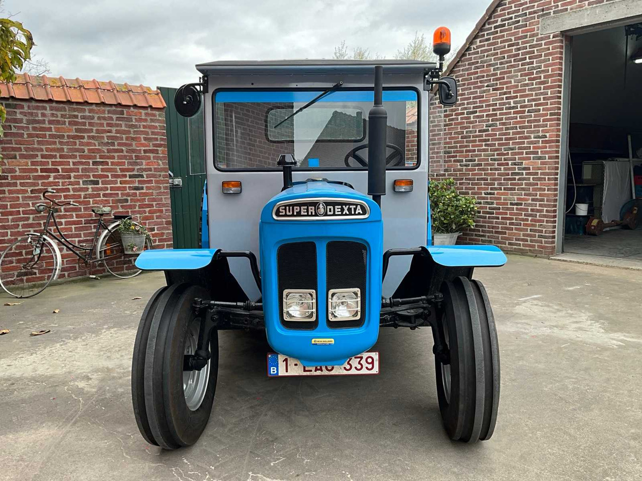 Fordson Super Dexta Autotrac pick-up - Farm tractor: picture 2 Fordson Super Dexta Autotrac pick-up - Farm tractor: picture 2