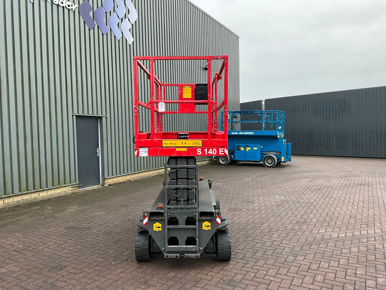 Holland lift HL-11812 - Aerial platform: picture 3 Holland lift HL-11812 - Aerial platform: picture 3