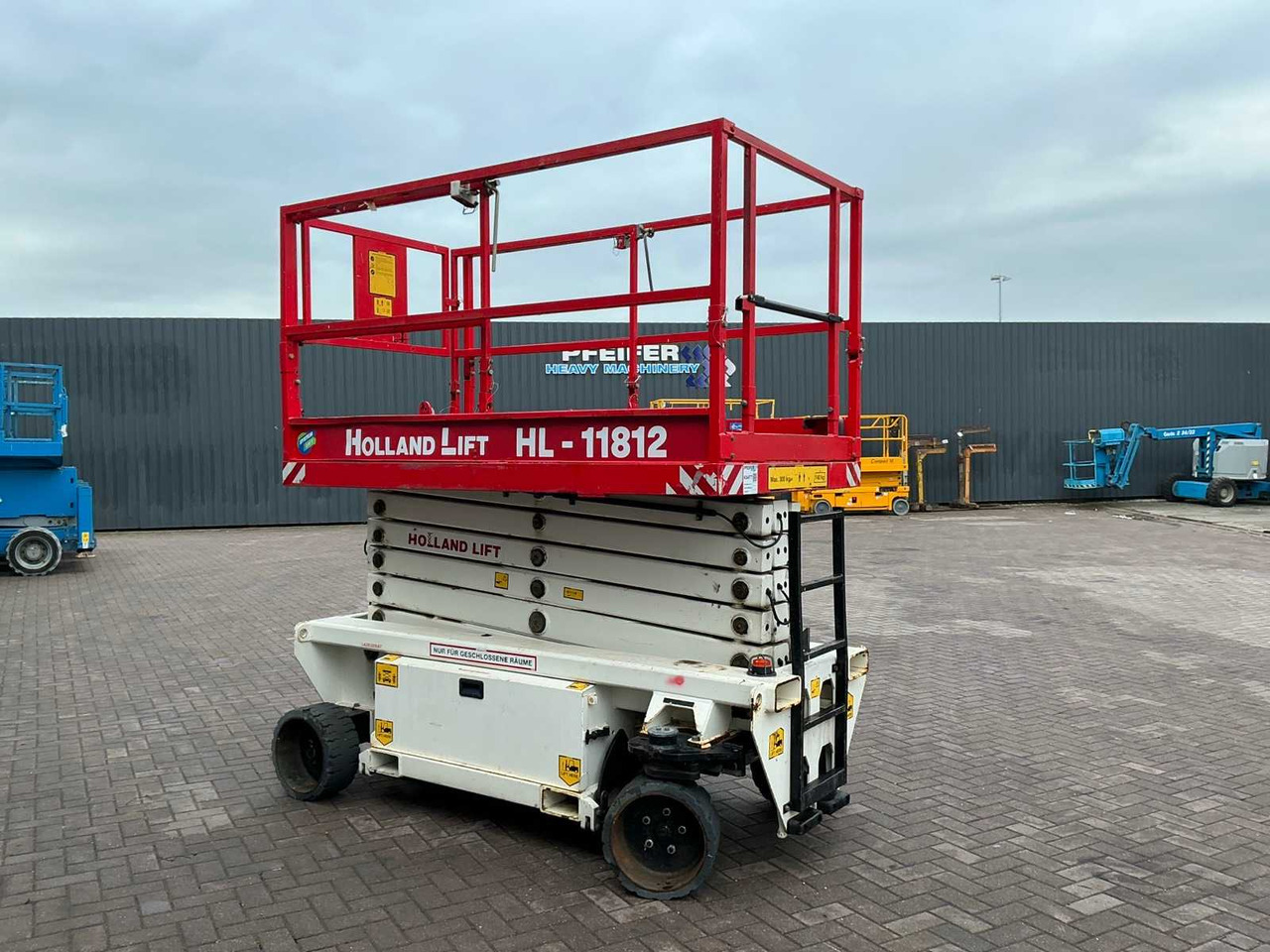 Holland lift HL-11812 - Aerial platform: picture 3 Holland lift HL-11812 - Aerial platform: picture 3