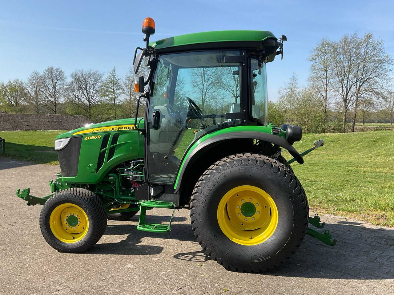 John Deere 4066R - Compact tractor: picture 5 John Deere 4066R - Compact tractor: picture 5