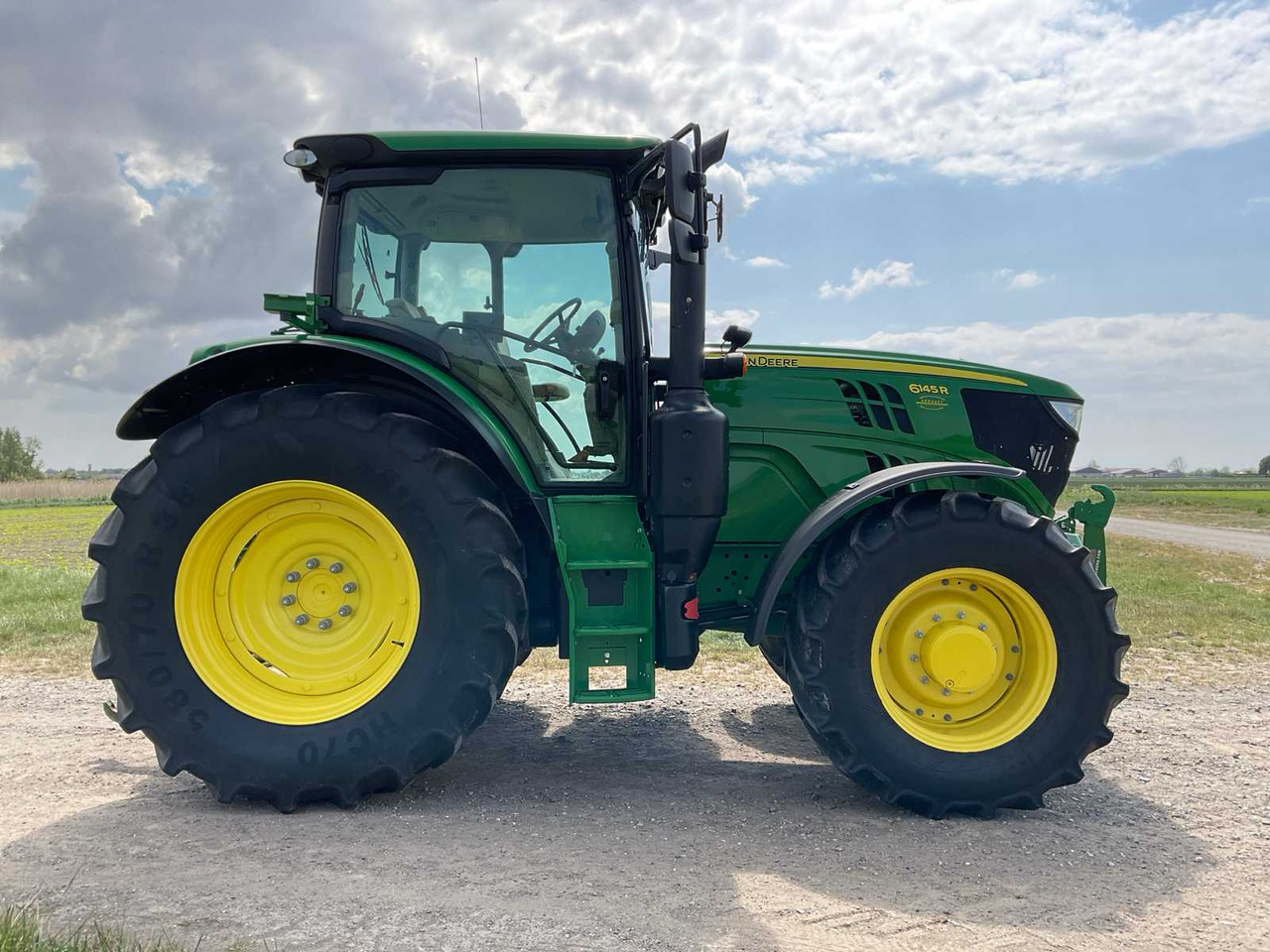 John Deere 6145R - Farm tractor: picture 4 John Deere 6145R - Farm tractor: picture 4