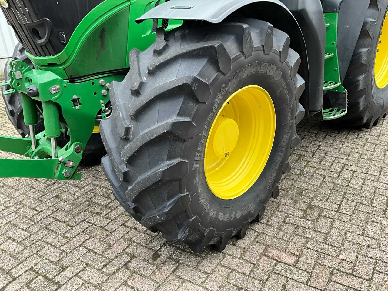 John Deere 6210R - Farm tractor: picture 5 John Deere 6210R - Farm tractor: picture 5