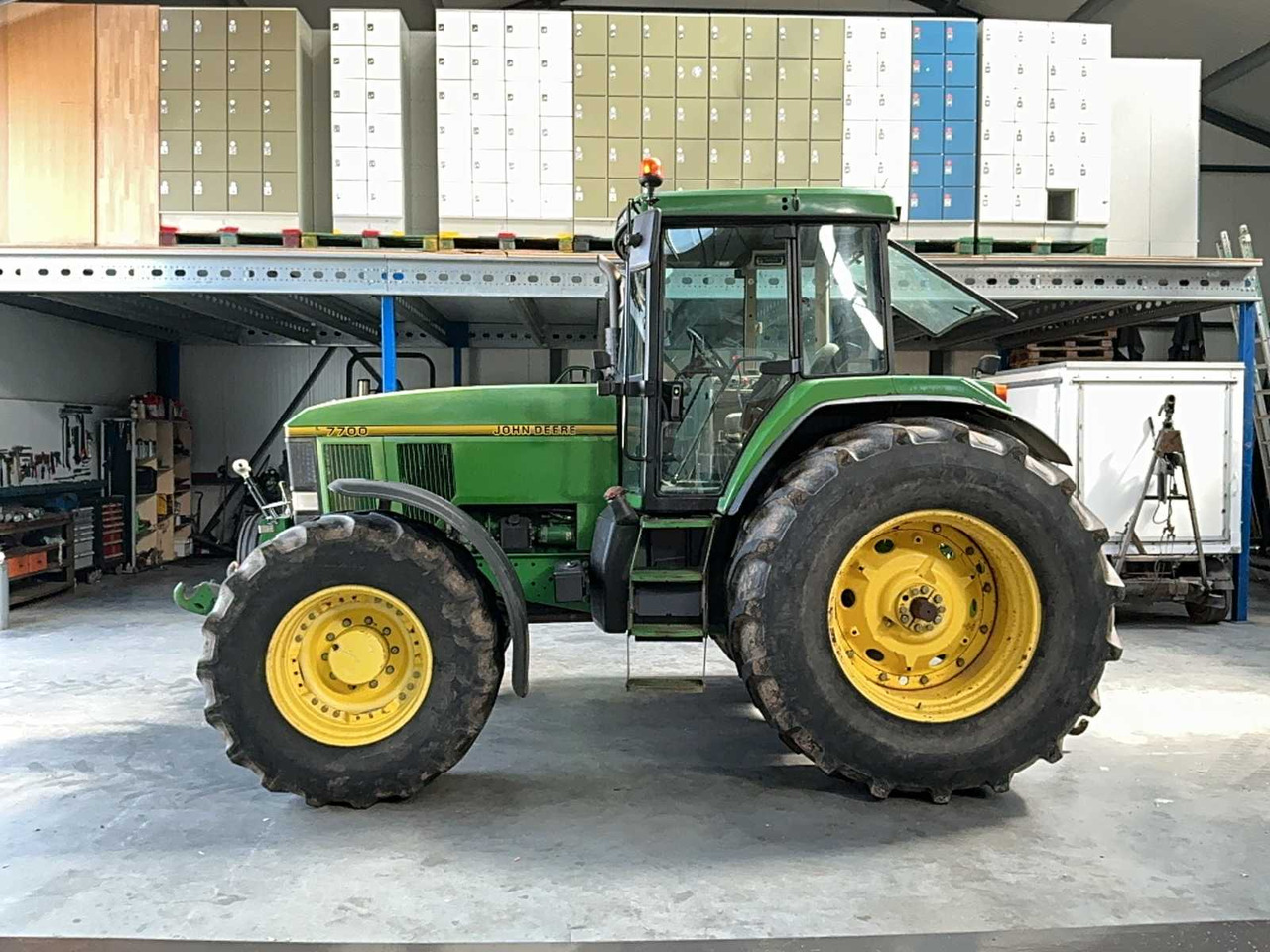 John Deere 7700 - Farm tractor: picture 2 John Deere 7700 - Farm tractor: picture 2