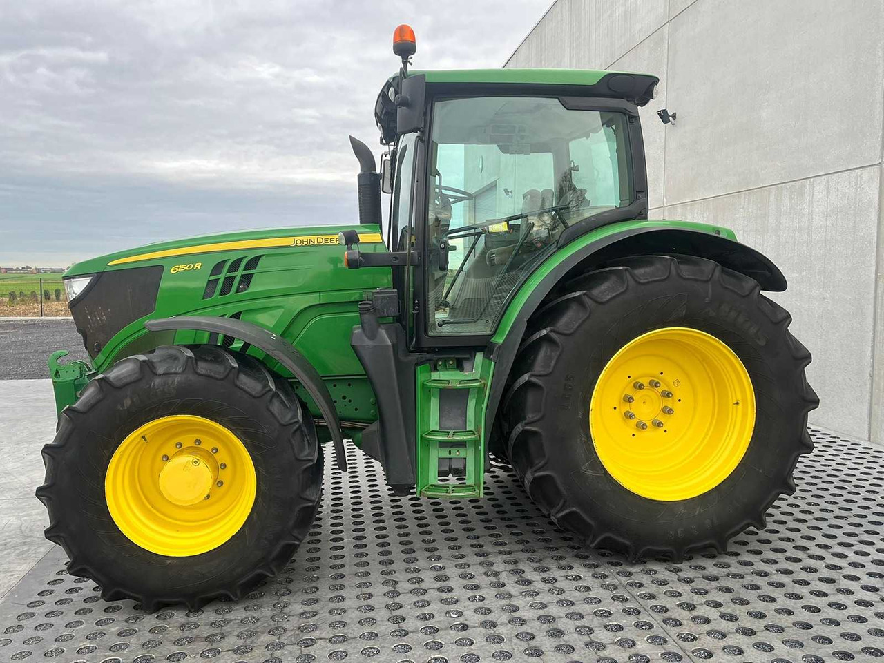 John Deere JOHN DEERE - 6150R - 4-WHEEL DRIVE TRACTOR - 2013 - Farm tractor: picture 2 John Deere JOHN DEERE - 6150R - 4-WHEEL DRIVE TRACTOR - 2013 - Farm tractor: picture 2