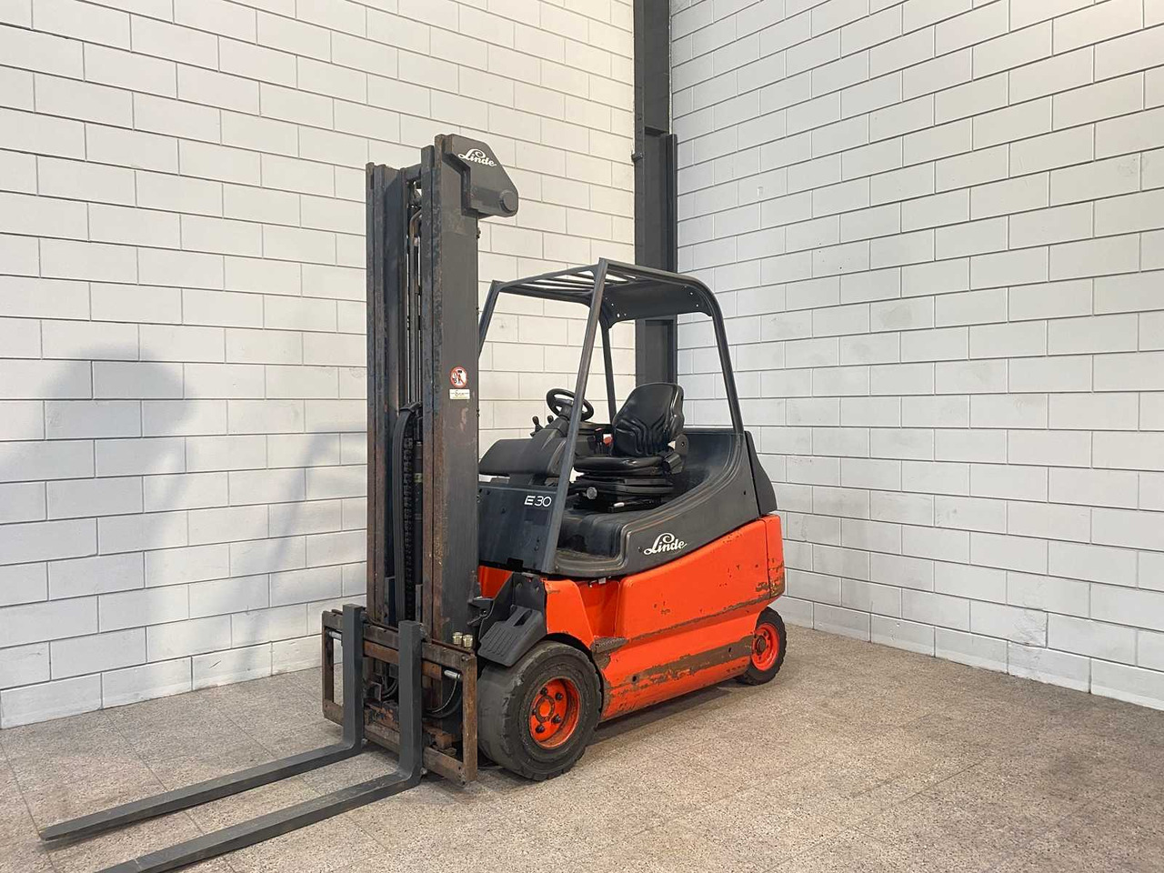 LINDE - 2002 - E 30/600 - FORKLIFT TRUCK - Forklift: picture 3 LINDE - 2002 - E 30/600 - FORKLIFT TRUCK - Forklift: picture 3