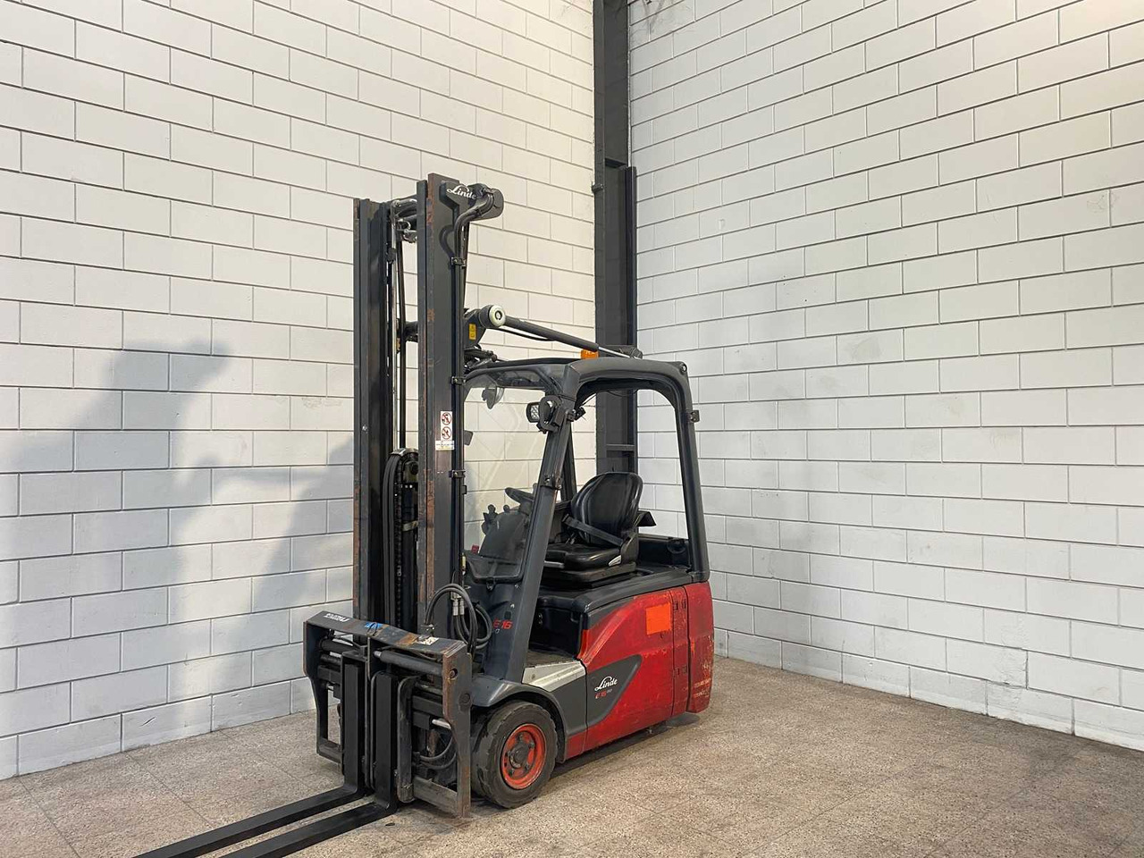 LINDE - 2015 - E16-02 - FORKLIFT TRUCK - Forklift: picture 2 LINDE - 2015 - E16-02 - FORKLIFT TRUCK - Forklift: picture 2