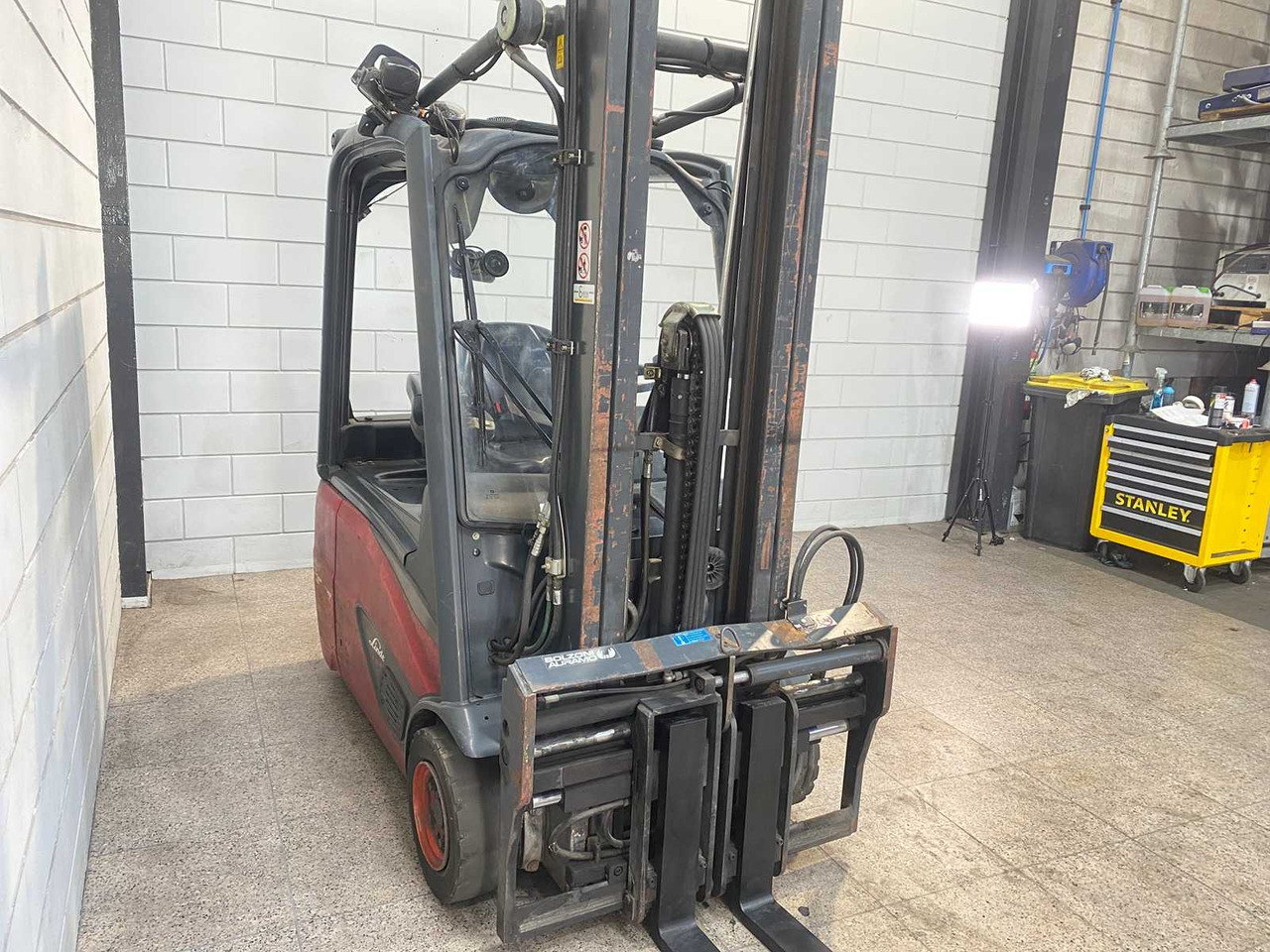 LINDE - 2015 - E16-02 - FORKLIFT TRUCK - Forklift: picture 5 LINDE - 2015 - E16-02 - FORKLIFT TRUCK - Forklift: picture 5