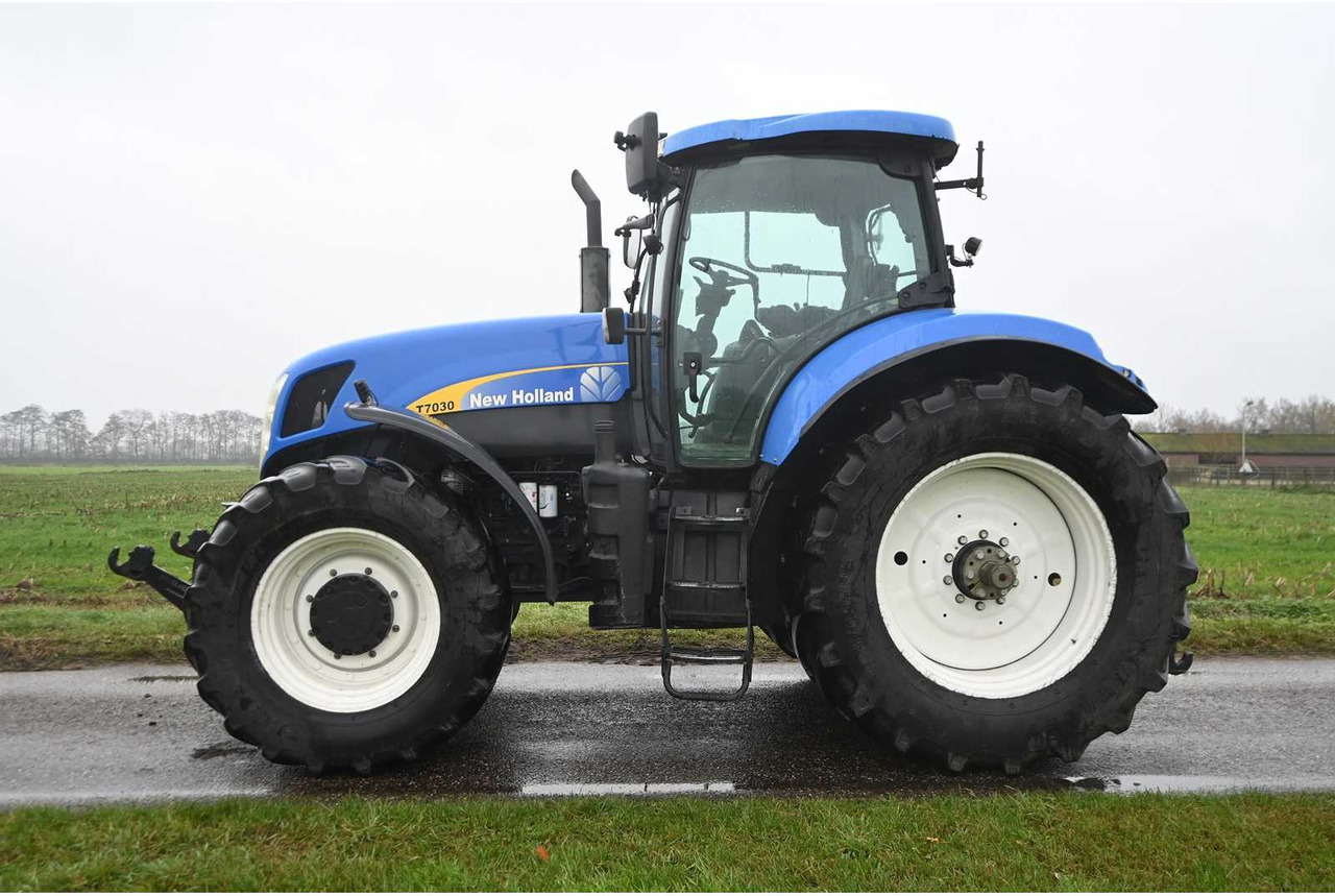 NEW HOLLAND - 2007 - T7030 - ALL-WHEEL DRIVE FARM TRACTOR - Farm tractor: picture 3 NEW HOLLAND - 2007 - T7030 - ALL-WHEEL DRIVE FARM TRACTOR - Farm tractor: picture 3