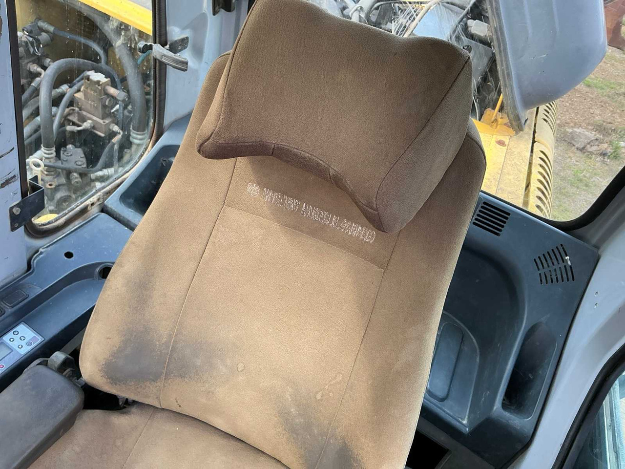 NEW HOLLAND KOBELCO NEW HOLLAND KOBELCO - E 215B - TRACKED EXCAVATOR - 2007 - Crawler excavator: picture 5 NEW HOLLAND KOBELCO NEW HOLLAND KOBELCO - E 215B - TRACKED EXCAVATOR - 2007 - Crawler excavator: picture 5