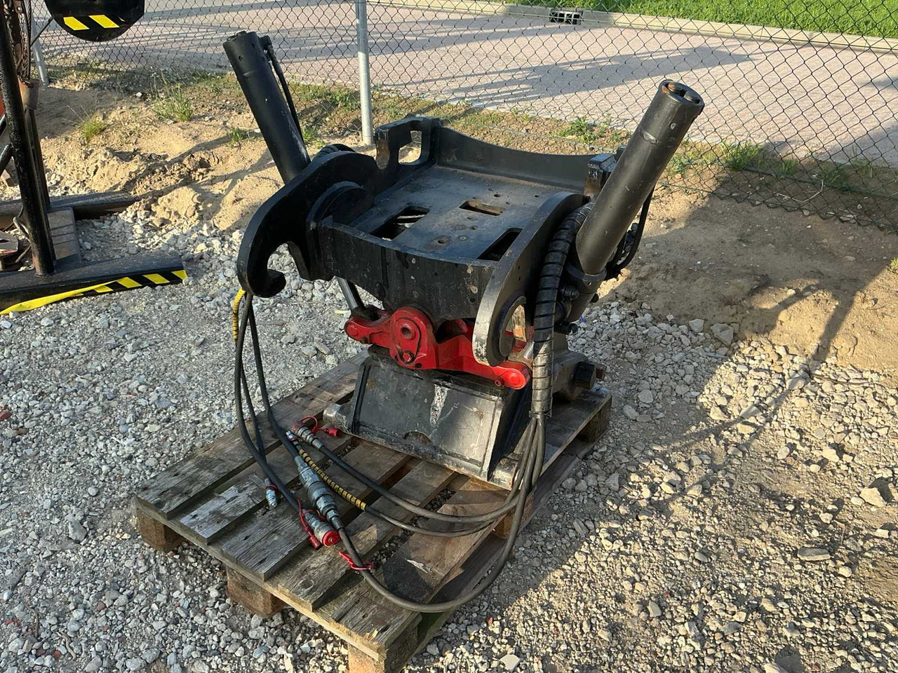 Rototilt R4 - Excavator bucket: picture 1 Rototilt R4 - Excavator bucket: picture 1