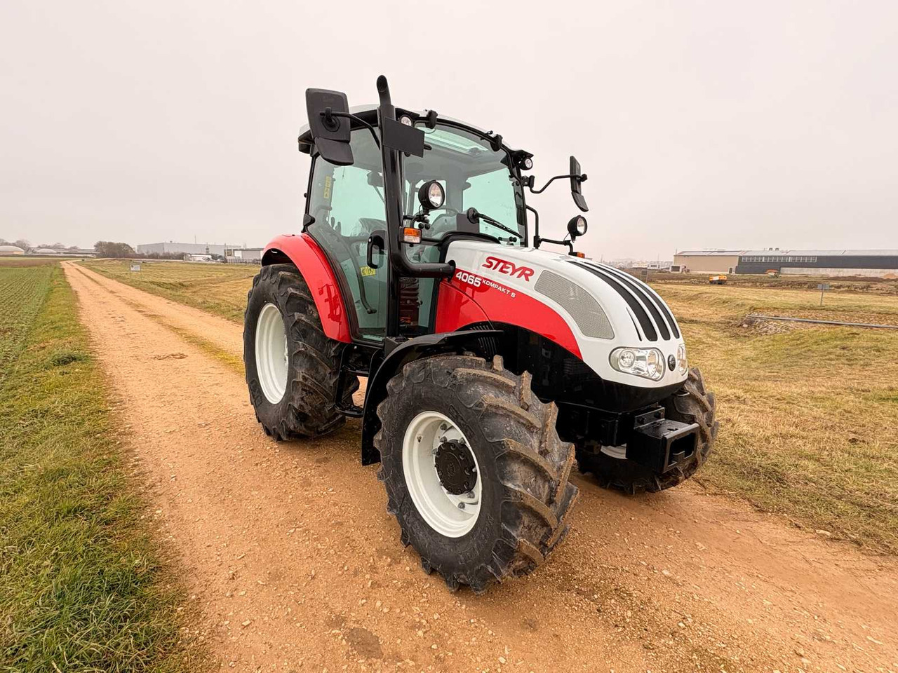 STEYR 4065 S - COMPACT ALL-WHEEL DRIVE TRACTOR (2022) - Farm tractor: picture 3 STEYR 4065 S - COMPACT ALL-WHEEL DRIVE TRACTOR (2022) - Farm tractor: picture 3