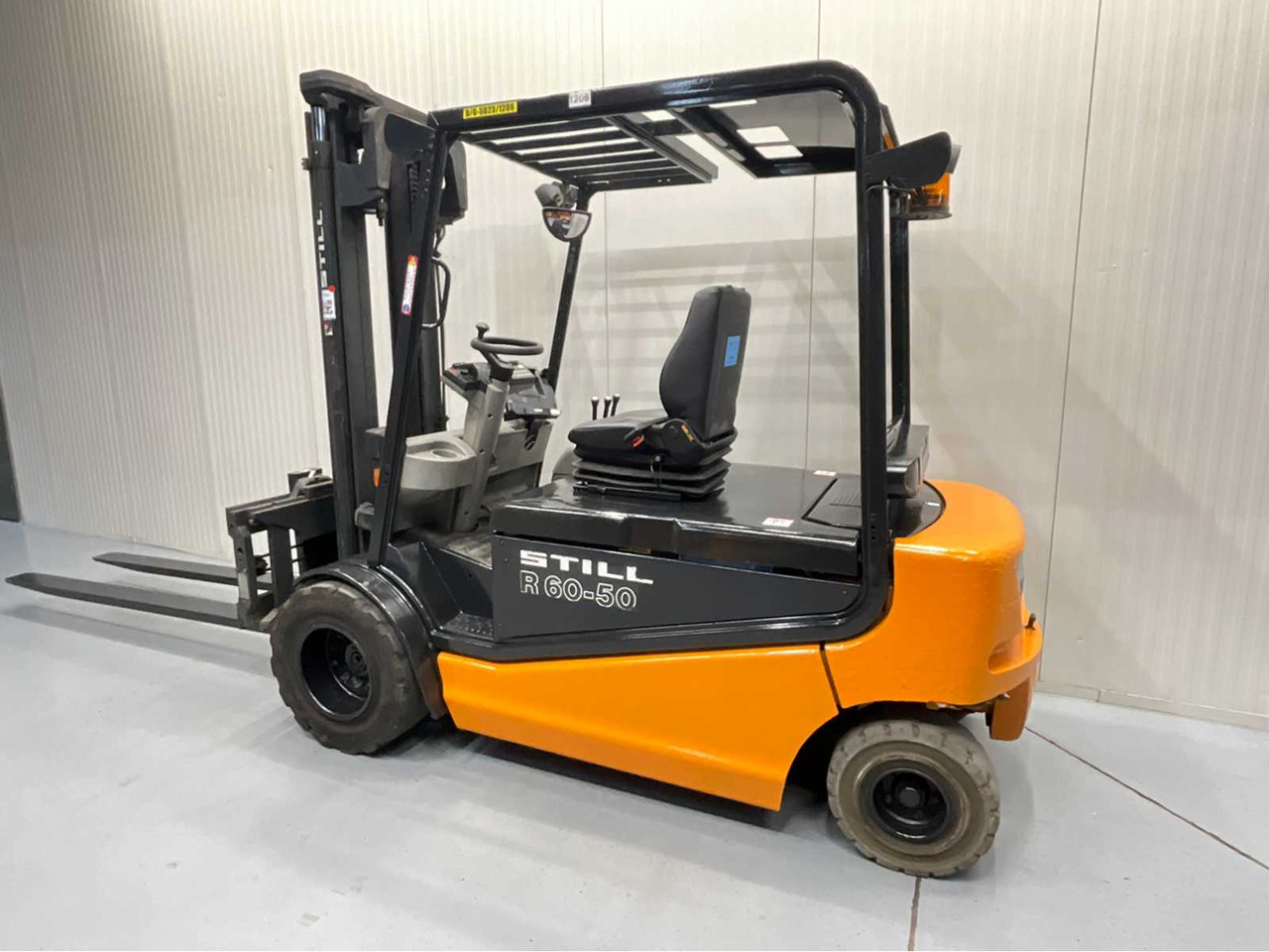 STILL R60-50 FORKLIFT 5000KG WITH FORK POSITIONER - BATTERY 2018 - FORKS 2400MM - Forklift: picture 3 STILL R60-50 FORKLIFT 5000KG WITH FORK POSITIONER - BATTERY 2018 - FORKS 2400MM - Forklift: picture 3