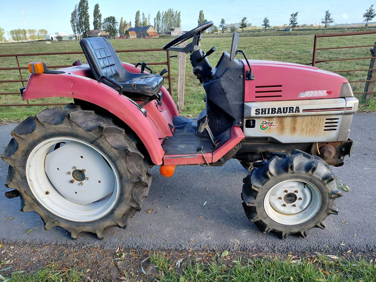 Shibaura P185F - Compact tractor: picture 4 Shibaura P185F - Compact tractor: picture 4