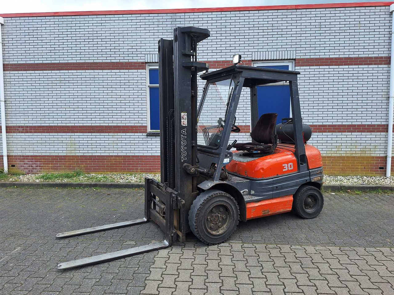 TOYOTA - 1995 - 02 6FGF30 - FORKLIFT TRIPLEX -FREE-LIFT - SIDE-SHIFT - Forklift: picture 1 TOYOTA - 1995 - 02 6FGF30 - FORKLIFT TRIPLEX -FREE-LIFT - SIDE-SHIFT - Forklift: picture 1