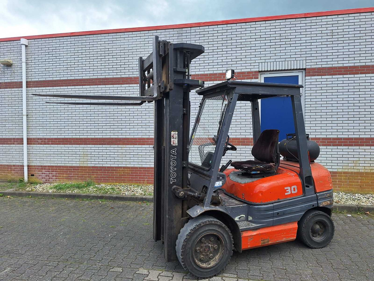 TOYOTA - 1995 - 02 6FGF30 - FORKLIFT TRIPLEX -FREE-LIFT - SIDE-SHIFT - Forklift: picture 3 TOYOTA - 1995 - 02 6FGF30 - FORKLIFT TRIPLEX -FREE-LIFT - SIDE-SHIFT - Forklift: picture 3