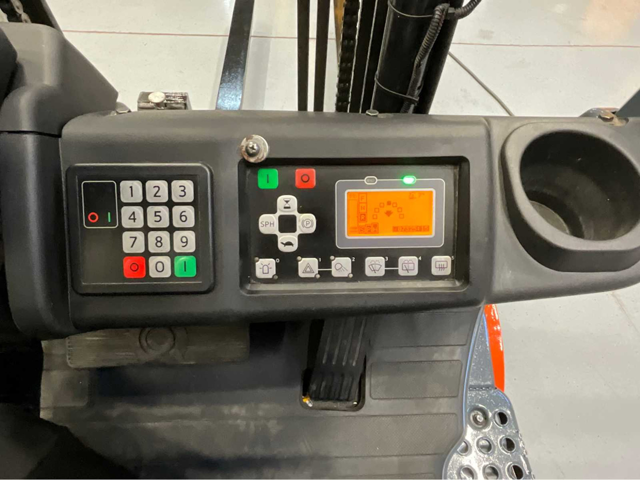 Forklift TOYOTA - 8FBE16T - FORKLIFT YEAR OF MANUFACTURE 2019- SPOONS 160CM - 7325 HOURS - SIDE-SHIFT: picture 13 Forklift TOYOTA - 8FBE16T - FORKLIFT YEAR OF MANUFACTURE 2019- SPOONS 160CM - 7325 HOURS - SIDE-SHIFT: picture 13