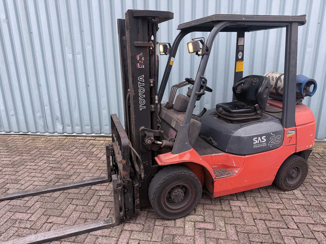 TOYOTA FORKLIFT WITH 4TH VALVE-FORK POSITIONER-SIDESHIFT-470CM HIGH-LOW HOURS 6445 - Forklift: picture 1 TOYOTA FORKLIFT WITH 4TH VALVE-FORK POSITIONER-SIDESHIFT-470CM HIGH-LOW HOURS 6445 - Forklift: picture 1