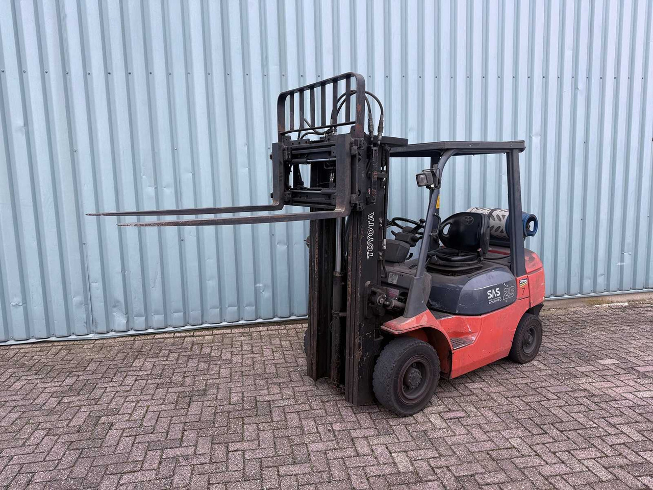 TOYOTA FORKLIFT WITH 4TH VALVE-FORK POSITIONER-SIDESHIFT-470CM HIGH-LOW HOURS 6445 - Forklift: picture 2 TOYOTA FORKLIFT WITH 4TH VALVE-FORK POSITIONER-SIDESHIFT-470CM HIGH-LOW HOURS 6445 - Forklift: picture 2
