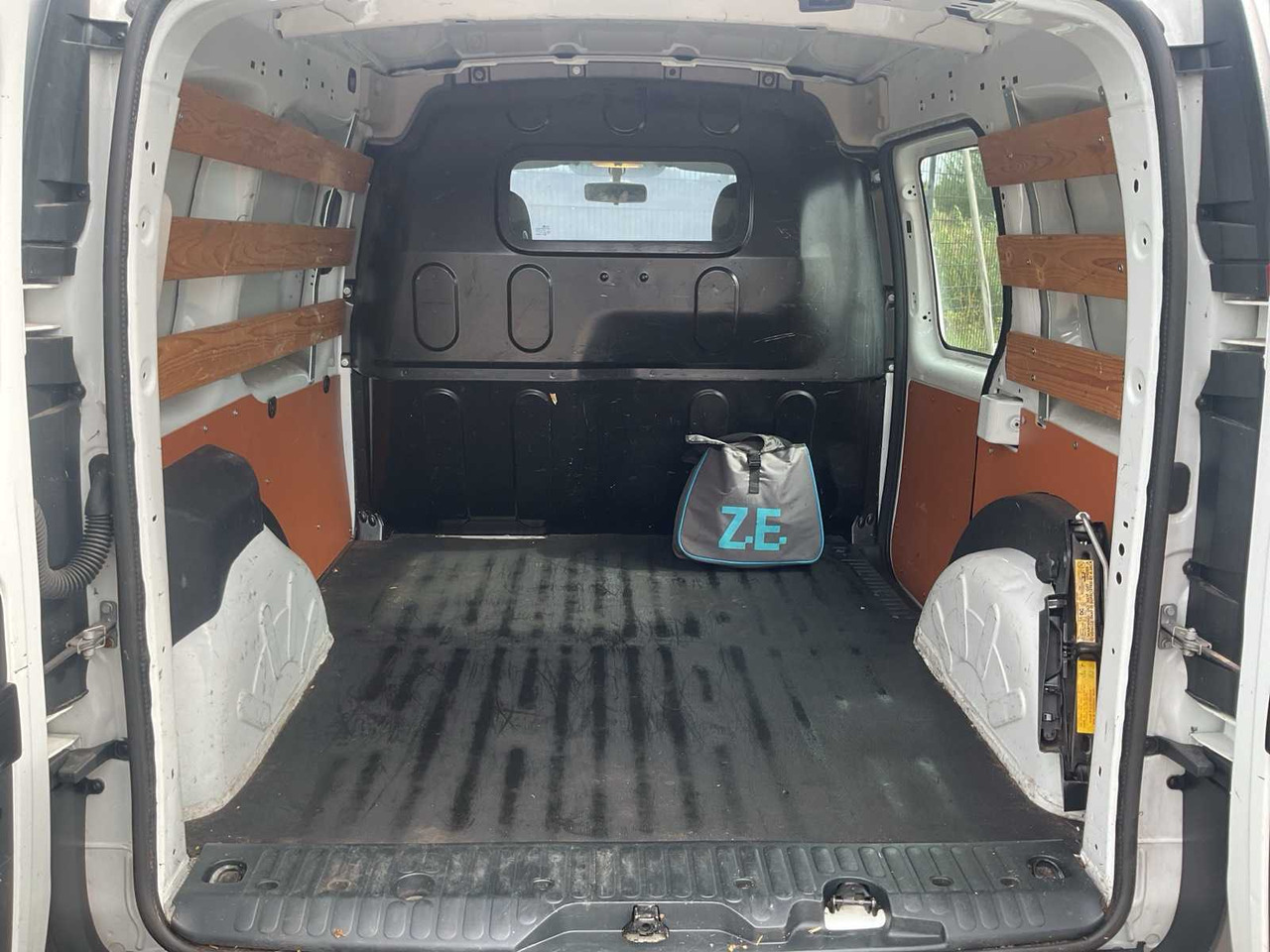 2013 - RENAULT - KANGOO EXPRESS - Z.E. - COMMERCIAL VEHICLE - Van: picture 5 2013 - RENAULT - KANGOO EXPRESS - Z.E. - COMMERCIAL VEHICLE - Van: picture 5