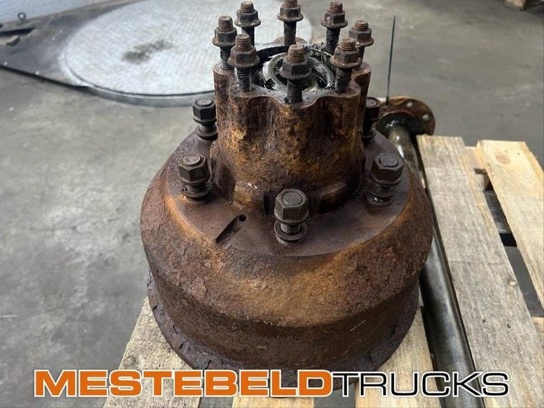 Mercedes-Benz Achterwielnaaf met trommel 814 - Rear axle for Truck: picture 1 Mercedes-Benz Achterwielnaaf met trommel 814 - Rear axle for Truck: picture 1