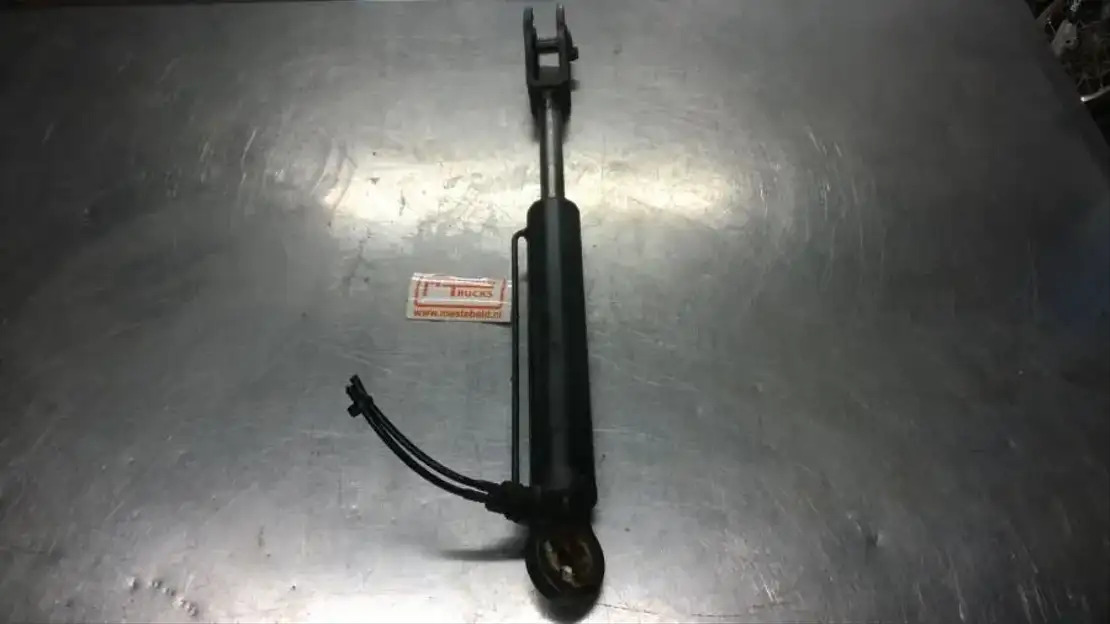 Mercedes-Benz Cabinekantelcilinder - Frame/ Chassis for Truck: picture 1 Mercedes-Benz Cabinekantelcilinder - Frame/ Chassis for Truck: picture 1