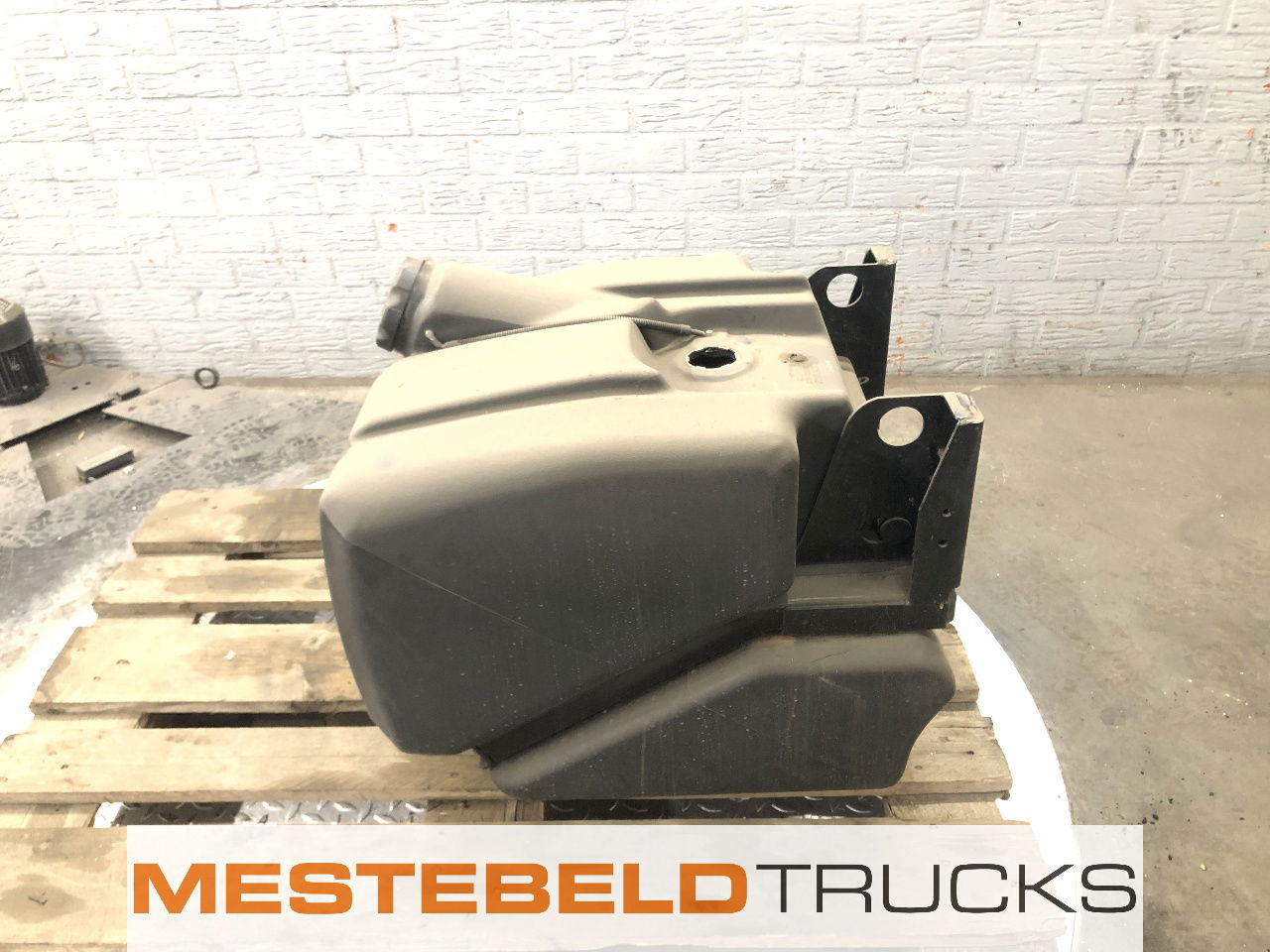 Renault Brandstoftank kunststof 125 liter Midlum - Fuel processing/ Fuel delivery for Truck: picture 1 Renault Brandstoftank kunststof 125 liter Midlum - Fuel processing/ Fuel delivery for Truck: picture 1