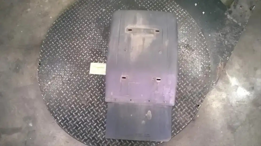 Volvo Spatbord rechts voorzijde  - Frame/ Chassis for Truck: picture 1 Volvo Spatbord rechts voorzijde  - Frame/ Chassis for Truck: picture 1